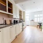 Harbour, 2 Bedroom Townhouse With Parking Bristol