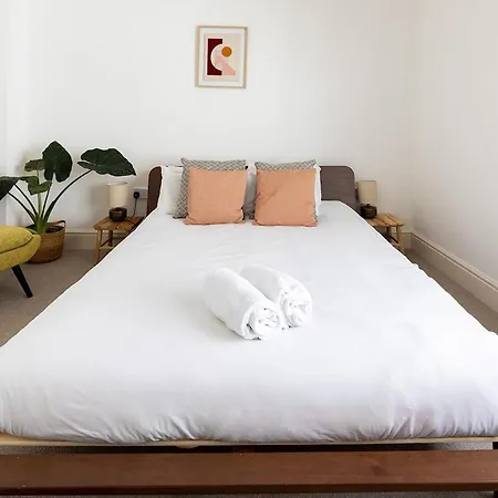 Harbour, 2 Bedroom Townhouse With Parking * Bristol