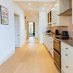 Harbour, 2 Bedroom Townhouse With Parking Bristol