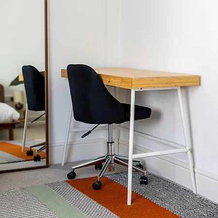 Harbour, 2 Bedroom Townhouse With Parking בריסטול