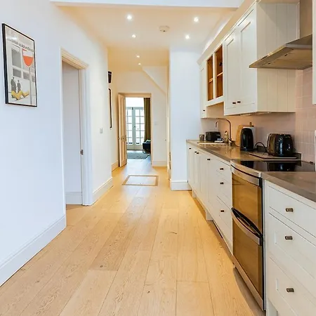 Harbour, 2 Bedroom Townhouse With Parking Bristol