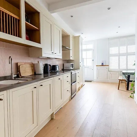 Harbour, 2 Bedroom Townhouse With Parking בריסטול