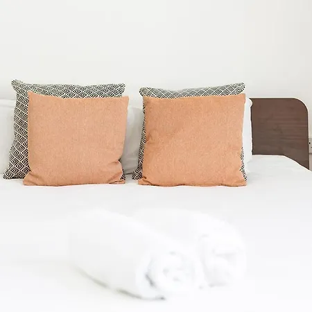 Harbour, 2 Bedroom Townhouse With Parking * Bristol