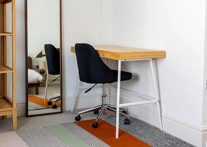 Harbour, 2 Bedroom Townhouse With Parking Bristol