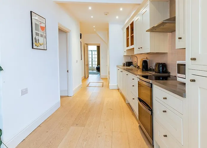 Harbour, 2 Bedroom Townhouse With Parking Bristol