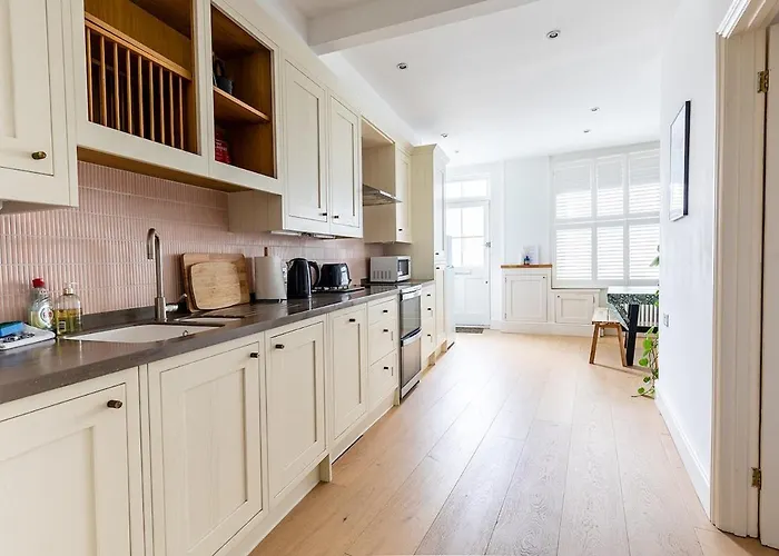 Harbour, 2 Bedroom Townhouse With Parking Bristol