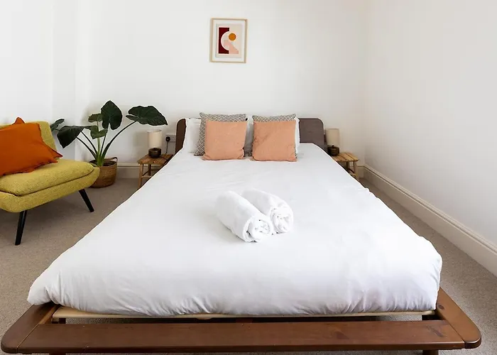 Harbour, 2 Bedroom Townhouse With Parking * Bristol